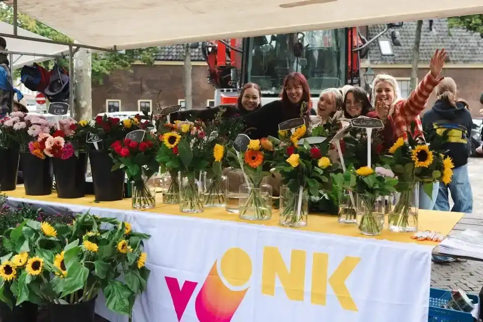 Leerlingen van Vonk met bloemstukken